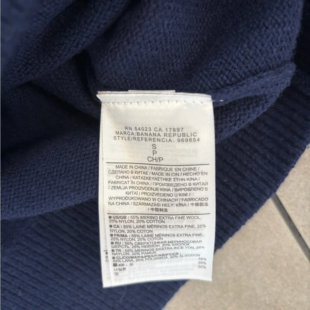Banana Republic men’s small Navy Blue wool Crew Neck Sweater